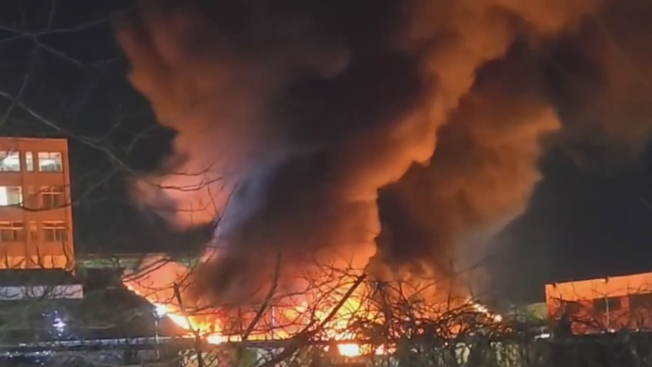 Incendio destruye tres edificios y deja dos bomberos heridos en Sunset Park, Brooklyn