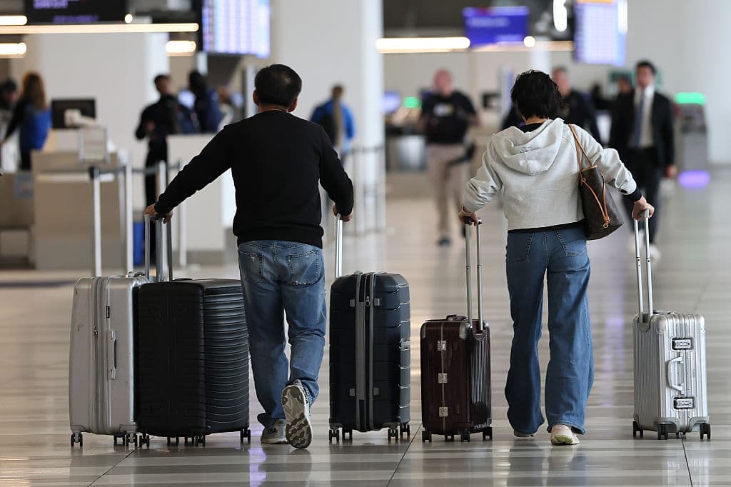 La situación se había advertido, dijo el Secretario de Transporte. Sin embargo, se agudizó durante el fin de semana, cuando el domingo 25,
<b><a href="https://www.univision.com/noticias/politica/retrasos-cancelaciones-aeropuertos-debido-a-la-falta-de-personal" target="_blank">el aeropuerto de Los Ángeles (LAX), uno de los más concurridos del mundo, no pudo atender vuelos</a></b> durante dos horas.
<br>
<br>Cuando retomaron operaciones, todos los vuelos enfrentaron
<b>una demora de 15 minutos</b>, en promedio, de la hora anticipada del despegue.
<br>
<br>También en el LAX hubo retrasos al día siguiente, cuando la Administración Federal de Aviación (FAA) informó sobre un asunto parecido en Austin, entre otras ciudades.
<br>
<br>La agencia reportó retrasos de 40 minutos por falta de personal en el aeropuerto Austin-Bergstrom. Y en el de Newark Liberty,
<b>en Nueva Jersey,</b> reportaron la misma situación.