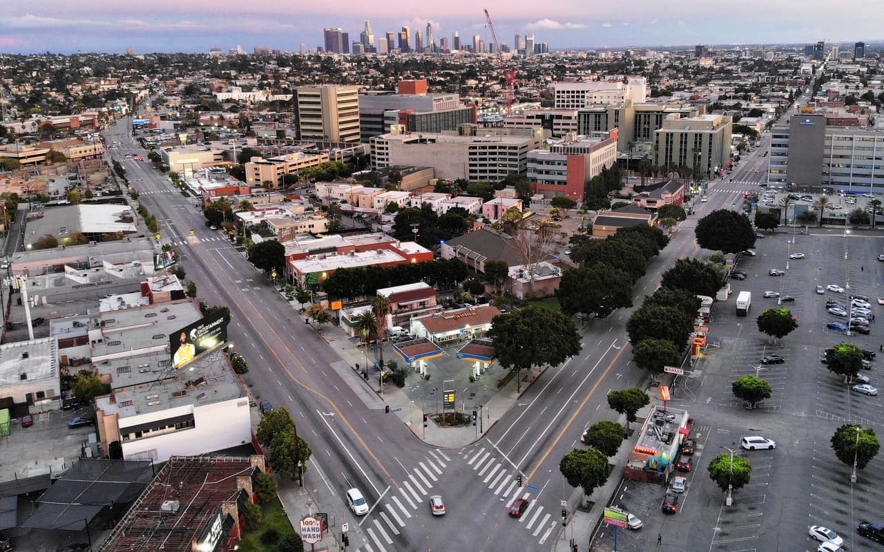 La intersección entre el boulevard Hollywood y North Vermont Avenue en Los Ángeles, California. 6 de abril.
<a href="https://www.univision.com/noticias/salud/el-devastador-virus-que-mato-a-675-000-personas-en-eeuu-y-dio-valiosas-lecciones-para-combatir-las-pandemias-fotos">Vea aquí las fotos históricas del devastador virus que mató a 675,000 personas en EEUU y dio valiosas lecciones para combatir las pandemias </a>