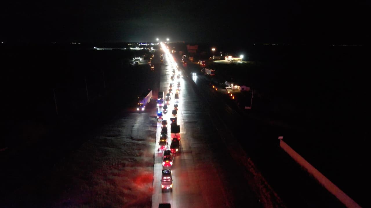 El presidente de la
<b>Asociación de Migrantes Unidos</b>, Fernando Rocha Mier, informó que inicialmente más de
<b>2,500 autos</b> partieron desde Laredo y que, ya del lado mexicano, se sumaría una cantidad similar, para alcanzar un total
<b> de 5,200 vehículos</b>.