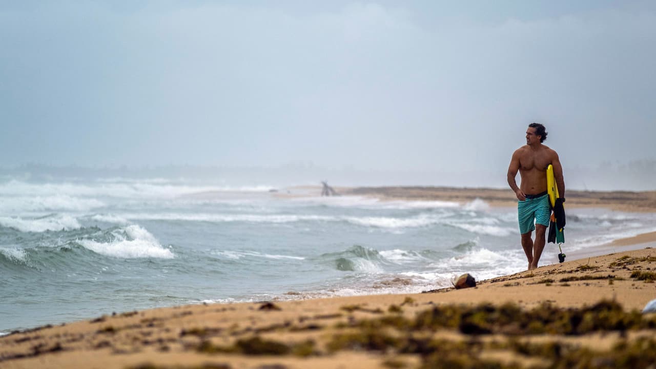 Hombre huye de una pelea en San Juan... nadando hacia el mar