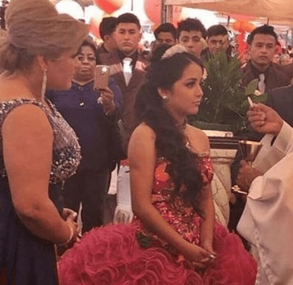 El cura que tuvo que pedirle respeto a los asistentes que no dejaban ni caminar a la quinceañera Rubí.