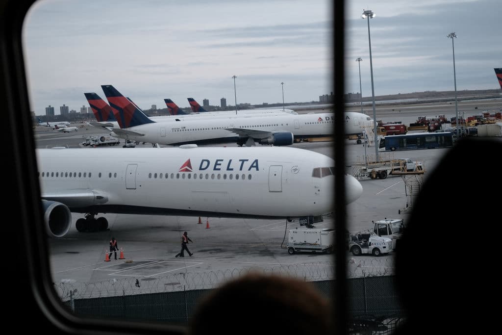 Un vuelo de Delta se desvía a Nueva York tras servir comida en mal estado