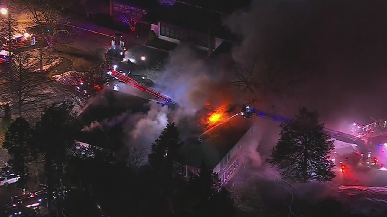 Incendio de tres alarmas arrasa escuela primaria en Syosset, Long Island