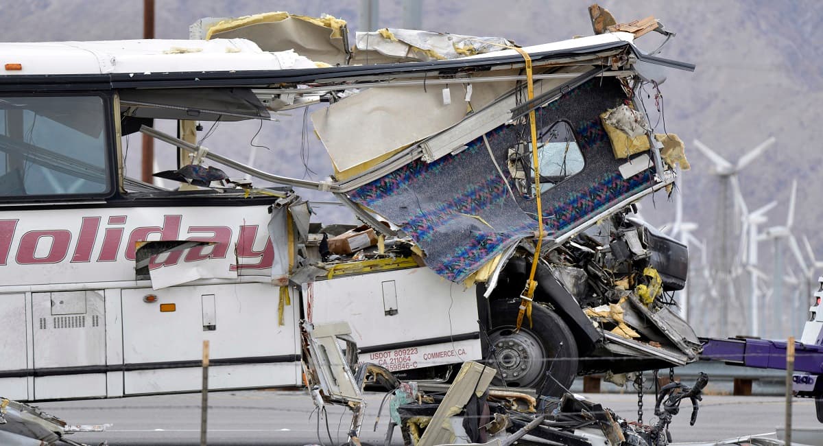 (Sigue a foto anterior)
<b><a href="http://www.univision.com/los-angeles/kmex/noticias/accidentes-de-transporte/dolientes-lloran-a-los-amigos-y-hermanos-que-perdieron-en-un-accidente-en-palm-springs" target="_blank">Doce de las 13 víctimas mortales</a></b> del
<b><a href="http://www.univision.com/los-angeles/kmex/noticias/accidente-de-trafico/mueren-7-personas-en-un-choque-entre-un-autobus-y-un-camion-cerca-de-palm-springs" target="_blank">accidente eran hispanas</a></b>.
<b><a href="http://www.univision.com/los-angeles/kmex/noticias/accidentes-de-transporte/investigan-a-empresa-operadora-de-autobus-accidentado-video" target="_blank">El vehículo de la compañía USA Holiday</a></b> regresaba a Los Ángeles desde el casino Red Earth, en el área de Salton Sea, donde los viajeros habían estado apostando durante la noche.