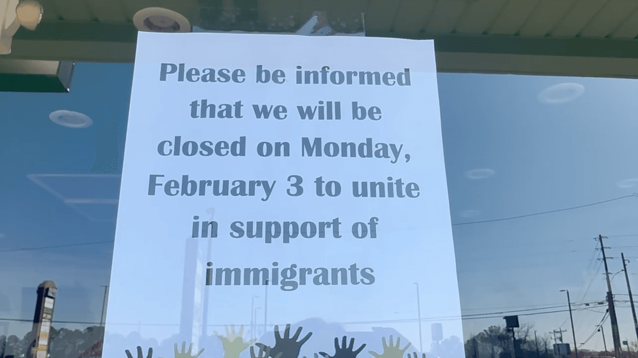 "Les informamos que estaremos cerrados el lunes 3 de febrero para unirnos en apoyo a los migrantes", señala el cartel en una tienda de Atlanta.