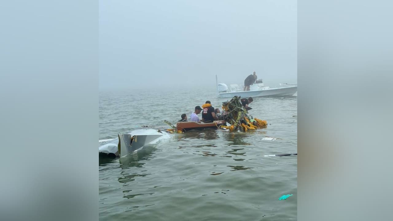 Imágenes aéreas y desde embarcaciones muestran el intenso operativo de rescate desplegado por la tarde, tras el desplome de una avioneta de la Marina de México en la zona costera, cuando se aproximaba al Aeropuerto Internacional Scholes.
<br>