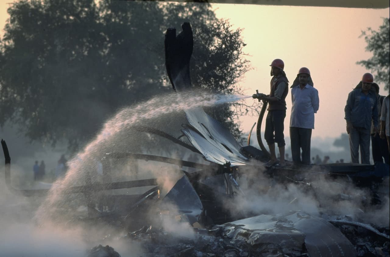 <b>Choque de dos aviones en pleno vuelo sobre India, 1996.</b> Un Boeing 747 de Saudia y un Ilyushin de Kazakhstan Airlines colisionaron a más de 14,000 pies de altura sobre la ciudad de Charkhi Dadri. El Ilyushin había sido autorizado para descender a 15,000 pies pero llegó hasta los 14,500; el 747 venía en pleno ascenso y en dirección contraria. Cuando el controlador de tránsito pudo advertir sobre la proximidad entre los dos aviones ya era demasiado tarde. Los 371 pasajeros del 747 y 37 del Ilyushin murieron. Fue el accidente más letal por una colisión de aviones en el aire.
<b>En total 349 perdieron la vida en el accidente.</b>