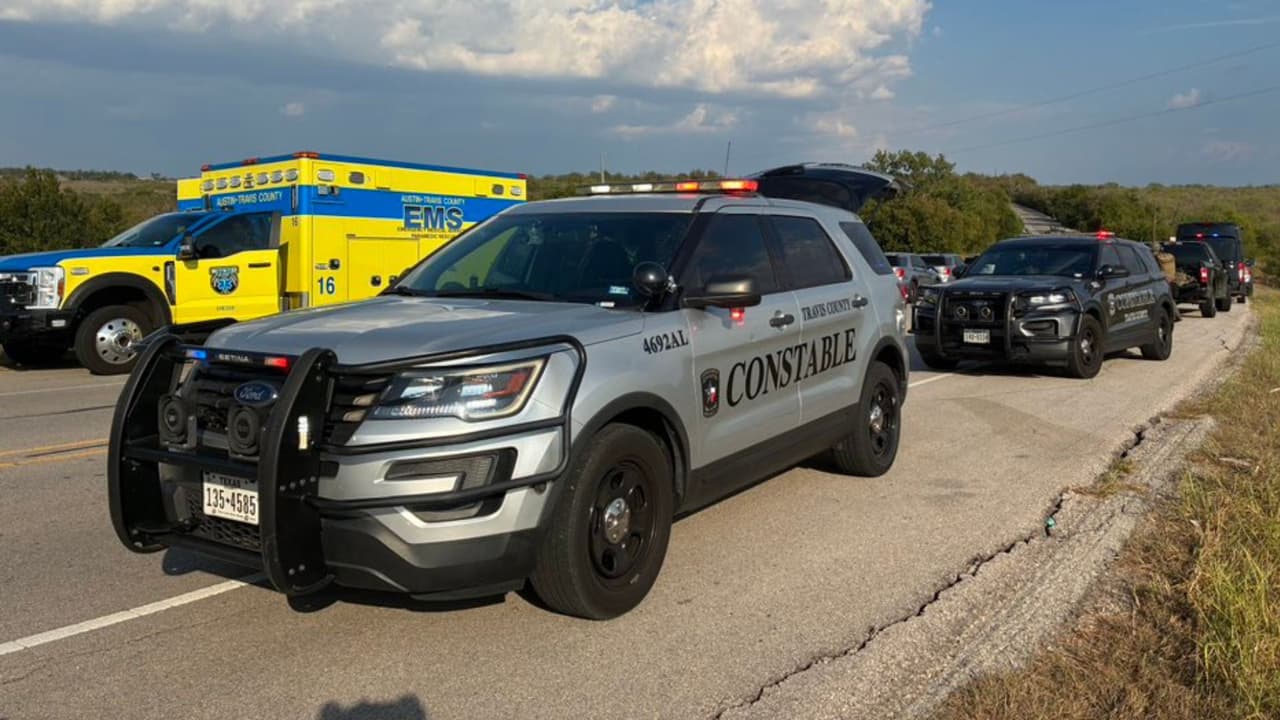 Aunque por un momento los oficiales lo perdieron de vista, el sospechoso fue ubicado de nuevo al estacionarse a un costado de Moore Road.