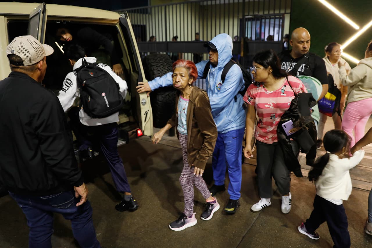 En algunas zonas cercanas al Palacio Presidencial de Miraflores, residentes tuvieron que evacuar varios edificios ante el reporte de explosiones cercanas.
<br>
<br>(AP Photo/Cristian Hernandez)