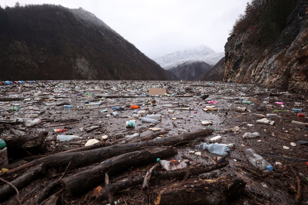 El río Drina recorre 346 kilómetros (215 millas) desde las montañas del noroeste de Montenegro, a través de Serbia y Bosnia. Algunos de sus afluentes han ganado popularidad por su color esmeralda e incluso hay quienes hacen actividades deportivas cuando no es "temporada de basura", destaca la AP.