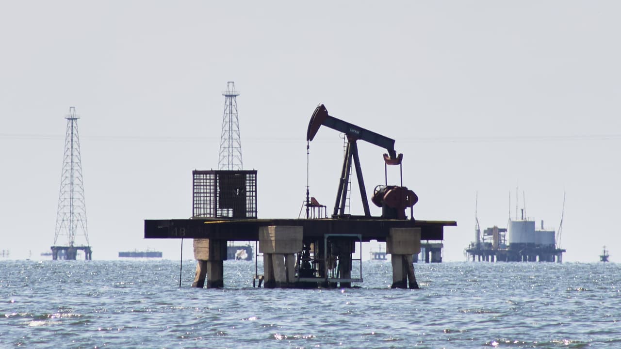 Precios del petróleo se desploman ante relajamiento de tensiones entre Estados Unidos e Irán