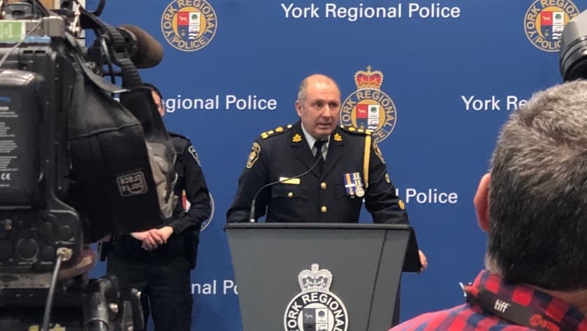 "Una escena horrenda": anciano mata a 5 personas con un arma en condominio cerca de Toronto