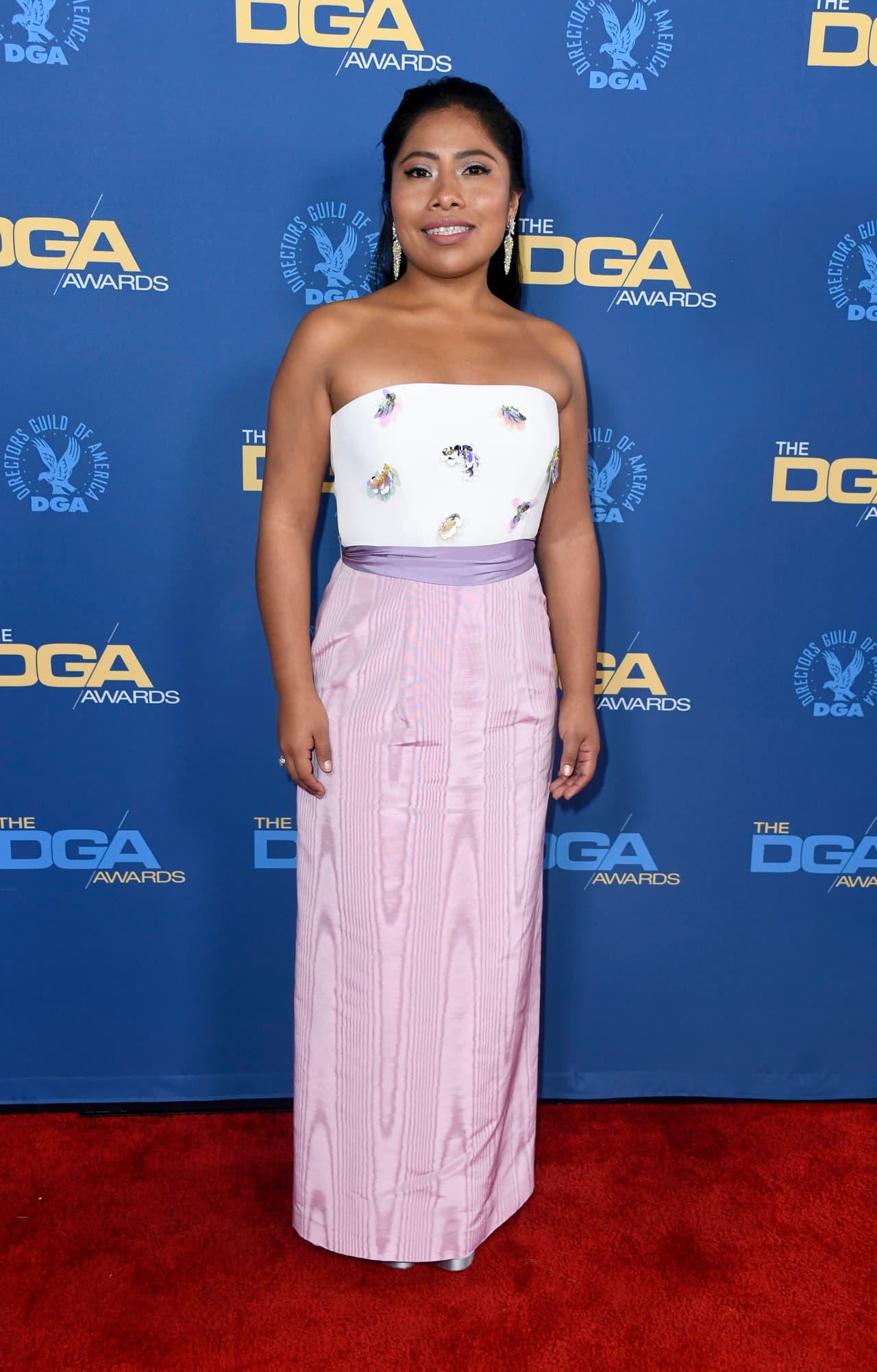 <b>#21</b>
<br>El color lila también estuvo presente en su outfit del diseñador español Jesús del Pozo en los Directors Guild Of America Awards de 2019.
<br>