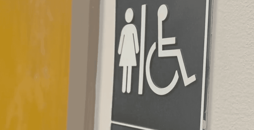 - Queda prohibido el uso de baños públicos según la identidad de género del estudiante.