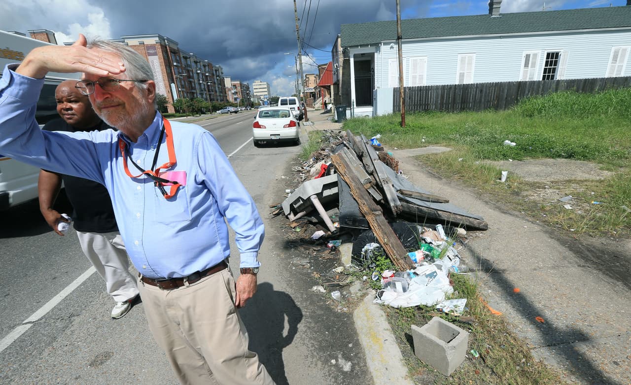 El profesor Howard Mielke, de la Universidad de Medicina de Tulane, es uno de los principales expertos del país en contaminación de suelos debido al plomo y ha trabajado por décadas para proteger a los niños de la exposición a este. En la imagen aparece junto a su investigador asociado, Eric Powell (izq.) en Nueva Orleans.