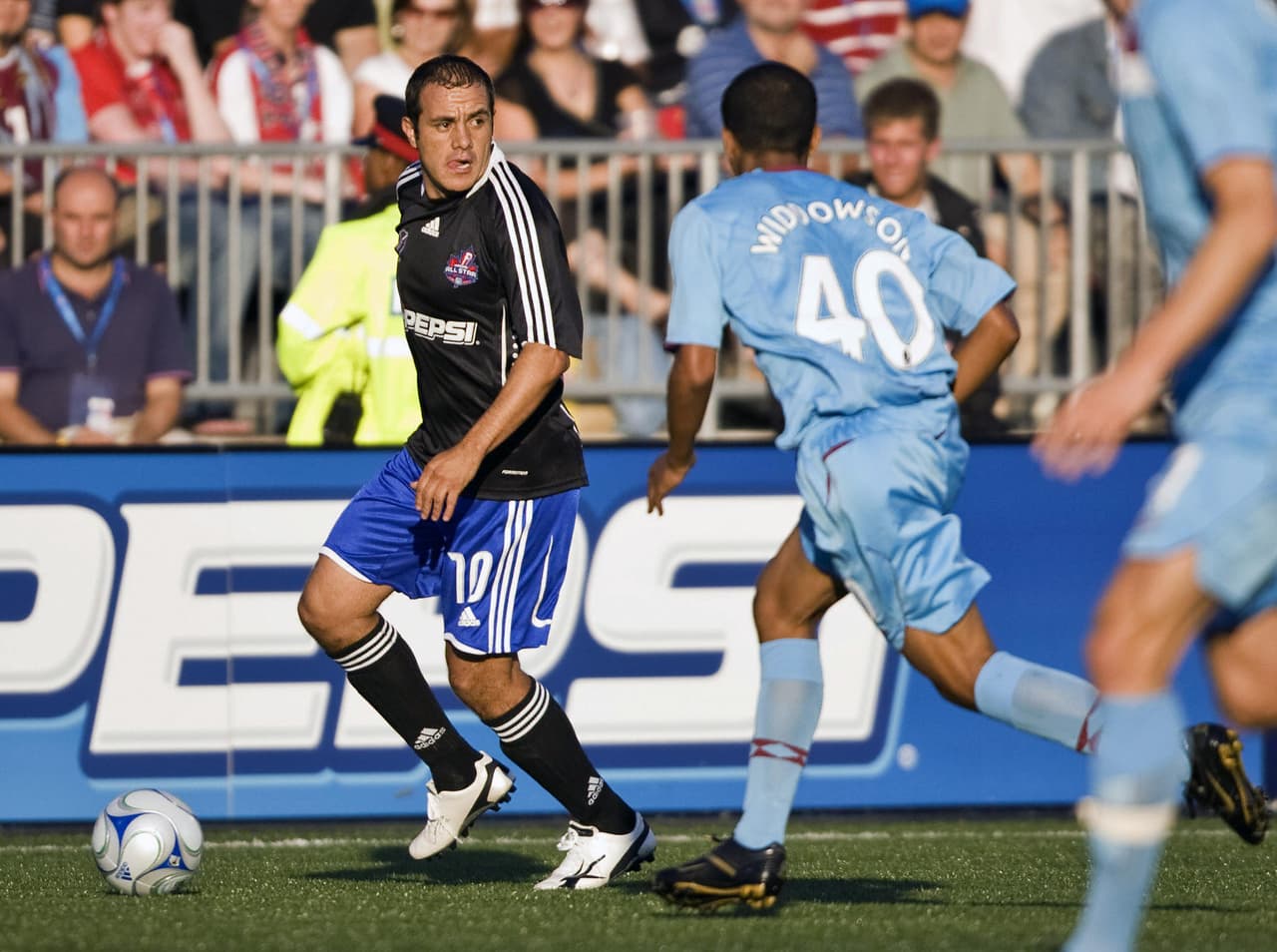 La edición del 2008 fue la de Cuauhtémoc Blanco. El legendario ‘10’ mexicano dio un exquisito pase para gol y luego marcó un golazo. Un auténtico cerebro en la cancha.