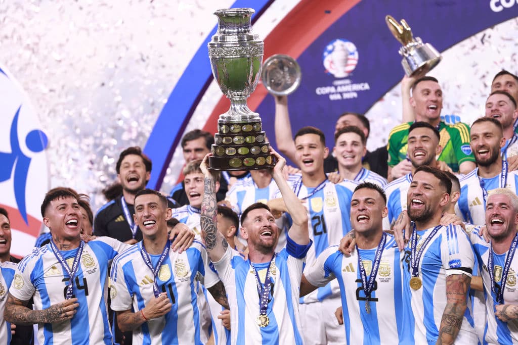 <a href="https://www.tudn.com/futbol/mls/lionel-messi-recibe-homenaje-inter-miami-como-jugador-mas-ganador">Argentina, liderada en el campo por Lionel Messi, levanta la Copa América 2024,</a> en el Hard Rock Stadium de Miami Gardens, Florida, el 15 de julio, tras la victoria sobre Colombia en la final. Marcó el título número 45 de la carrera del
<i>crack.</i> Jugó por séptima vez el torneo de selecciones más antiguo del mundo y se convirtió, no solo en bicampeón, sino en el jugador con más presencias en la historia de la Copa América, con 39 partidos.