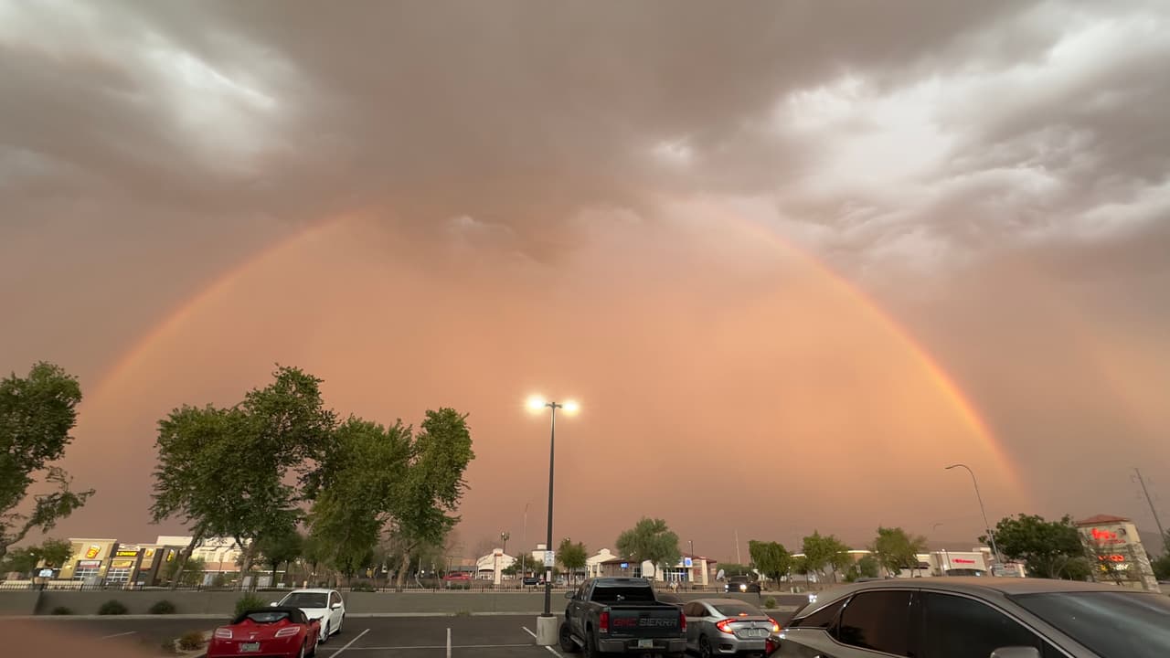 Mientras tanto, para esta semana
<b>se mantiene el pronóstico de lluvias</b>, así que, si tienes que salir de casa, hazlo tomando las precauciones necesarias.