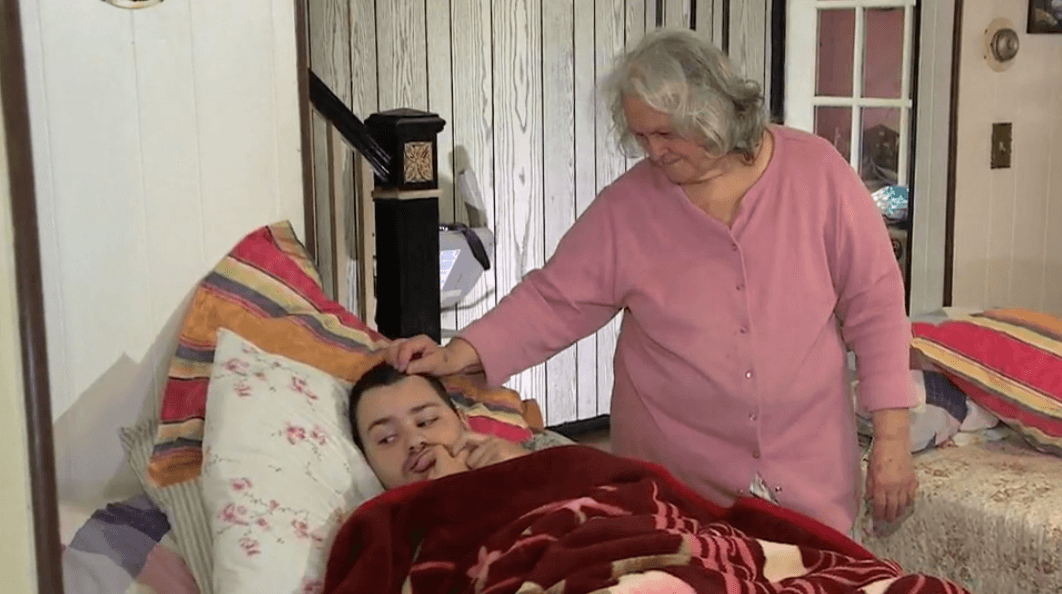 Casi desfallece sin ayuda para cuidar a su hijo autista y con retardo mental