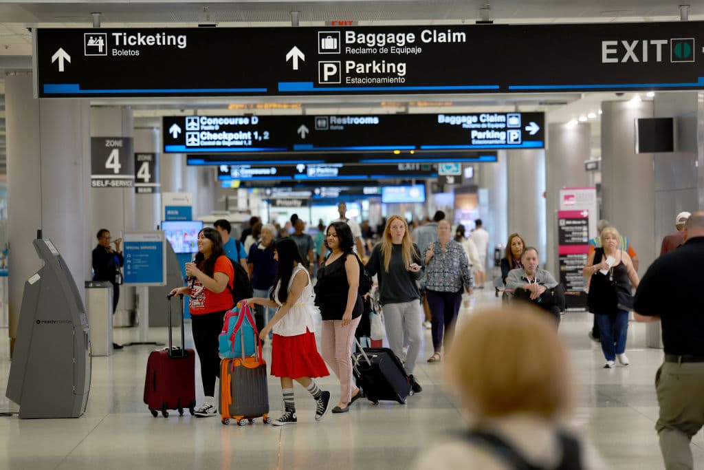 Qué cerrará —y qué abrirá— en Miami-Dade y Broward durante el paso del huracán Milton en Florida