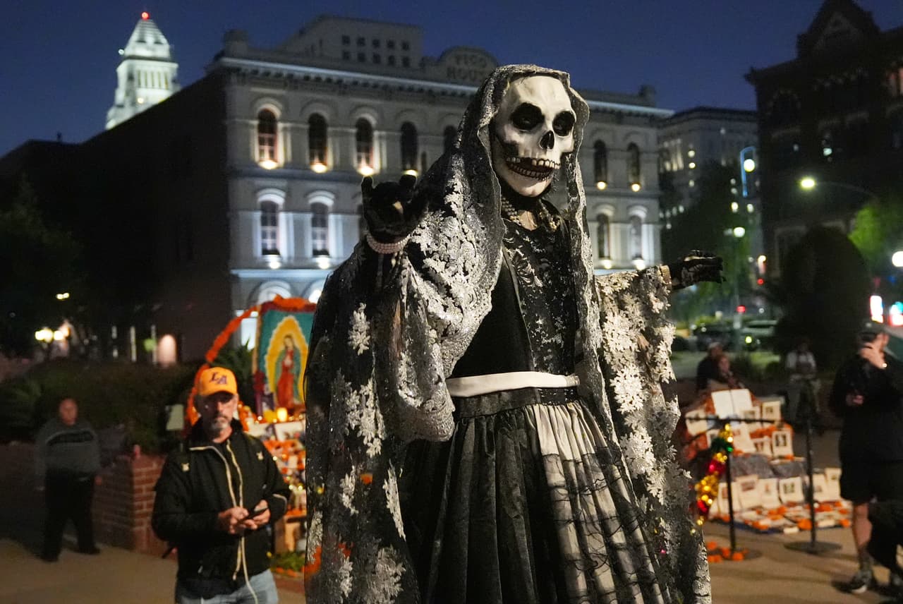 Cómo cambia el Día de Muertos entre los mexicanos en EEUU: del altar tradicional a los "armados" para Instagram