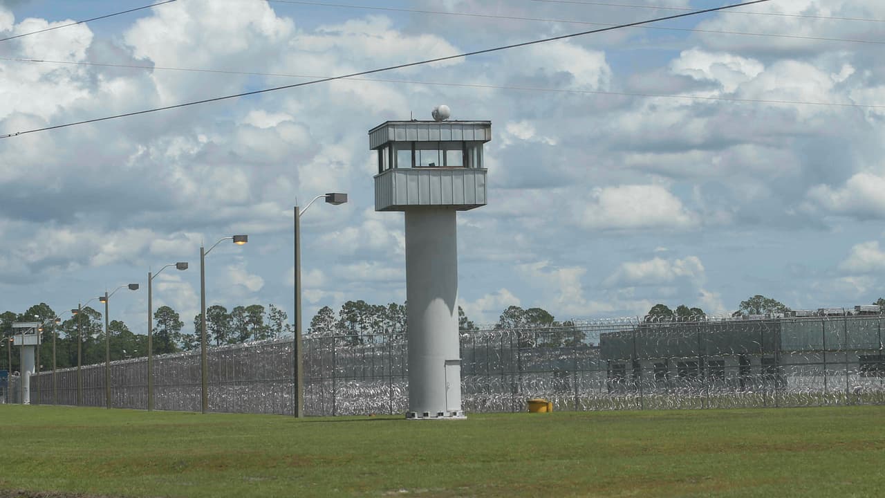 La nueva cárcel de migrantes está ubicada dentro de la Institución Correccional de Baker, una prisión estatal ubicada a unas 43 millas al oeste de Jacksonville.
<br>