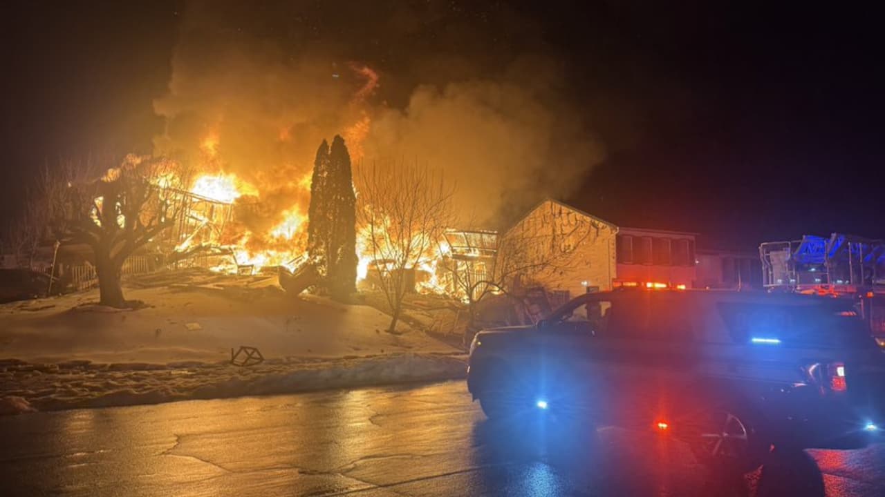Explosión e incendio en Centreville causan desalojo de varias viviendas; autoridades investigan