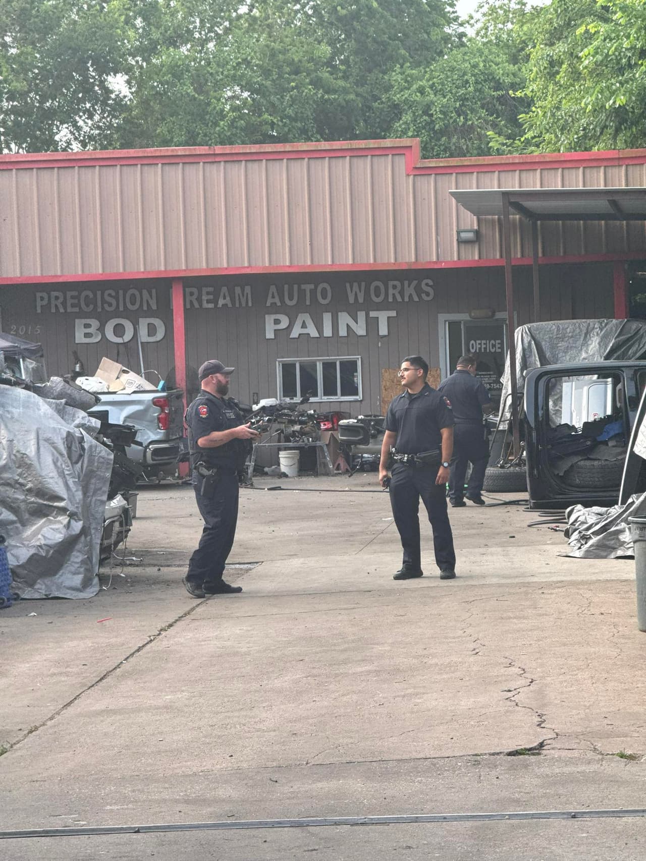 <b>Ejecución de orden de registro:</b> Con el respaldo de la Fiscalía del Distrito de Fort Bend, los investigadores mantienen el control del inmueble para rastrear cada número de serie presente.