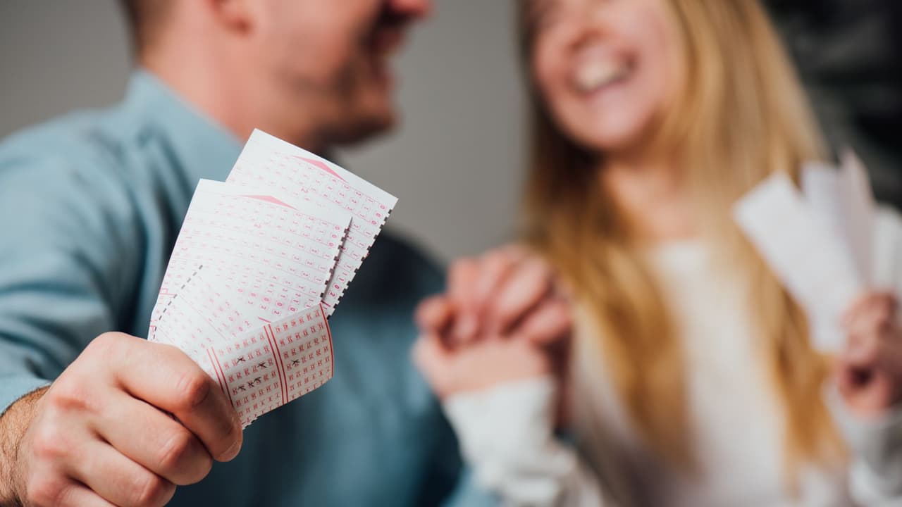 <h3 class="cms-H3-H3">El boleto: papel frágil, fortuna enorme </h3>
<br>
<br>
<b>Un pedazo de papel puede valer miles de millones… o nada. </b>
<br>El boleto es un documento al portador:
<b>quien lo tenga en la mano puede cobrar.</b>
<br>Por eso lo primero es firmarlo por detrás en cuanto lo compras y guardarlo en un sitio seguro.
<br>Además, cada estado marca un plazo para reclamar:
<b>desde 90 días hasta un año.</b>
<br>Imagina: acertar los seis números y
<b>perderlo todo por no haber guardado bien el boleto.</b>
<br>Aquí no hay segundas oportunidades.