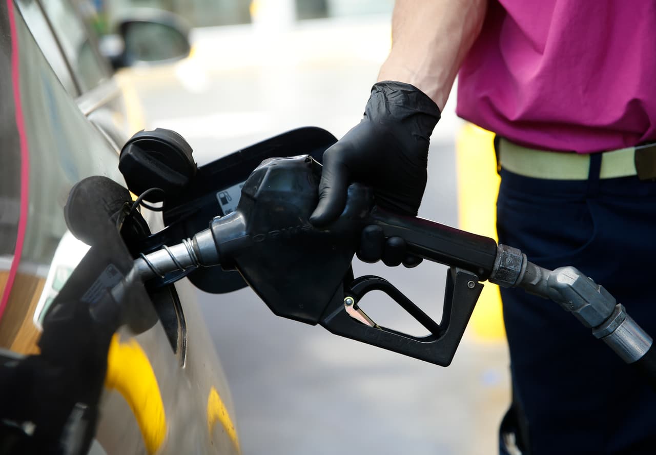 ¿Bajó o subió la gasolina regular luego del anuncio de Trump? Precio del galón este lunes 23 de marzo 2026