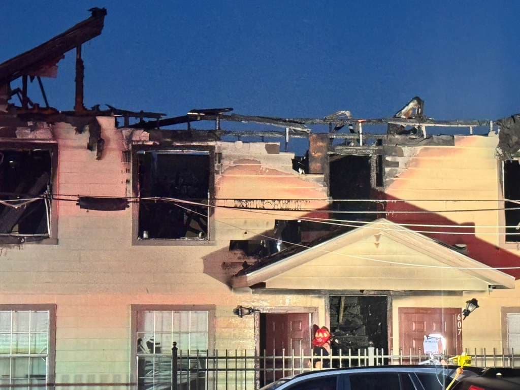 <b>El edificio, de dos niveles y 11 unidades</b>, estaba completamente envuelto en fuego al momento del arribo de todos los bomberos.