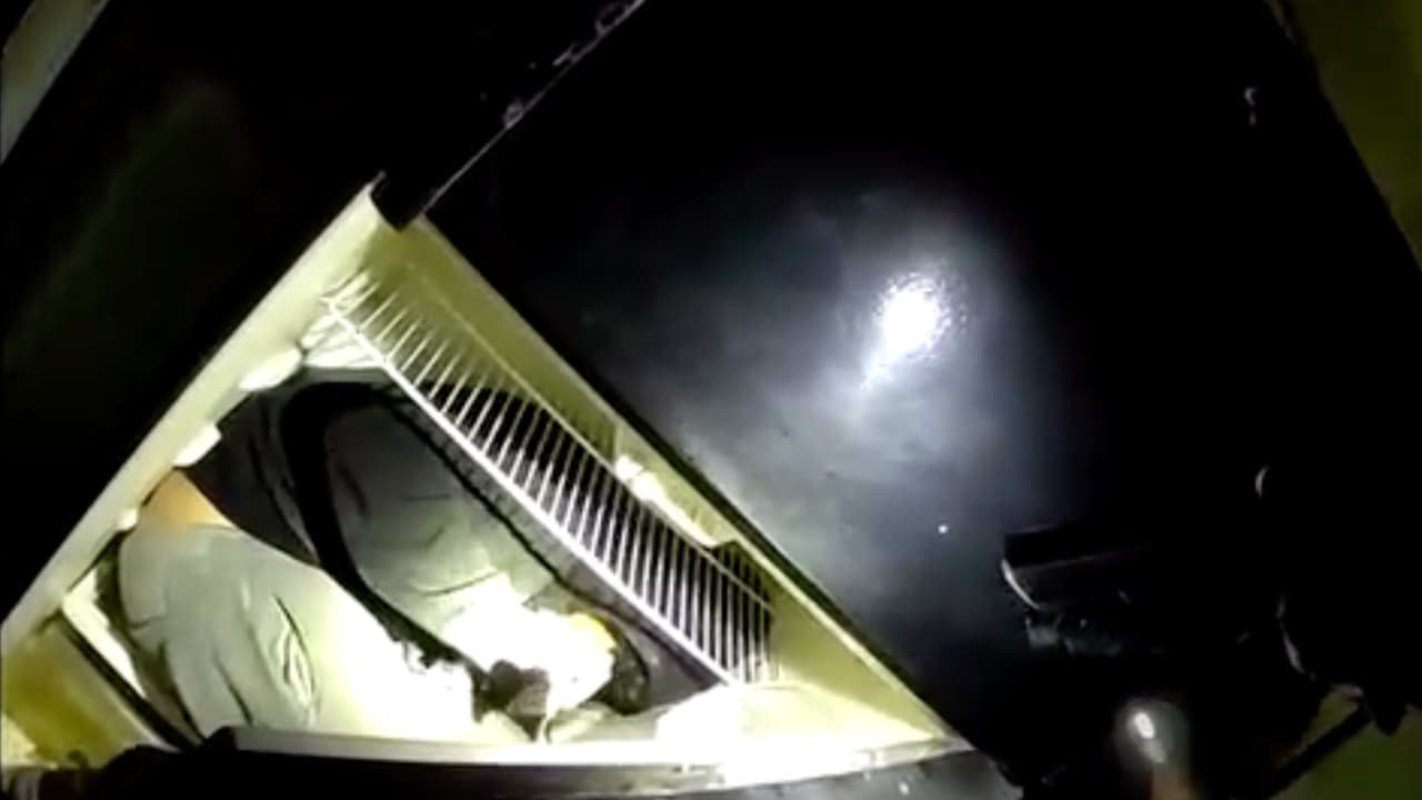 Hombre se esconde en refrigerador de un apartamento porque “hace frío afuera” y ahora enfrenta cargos