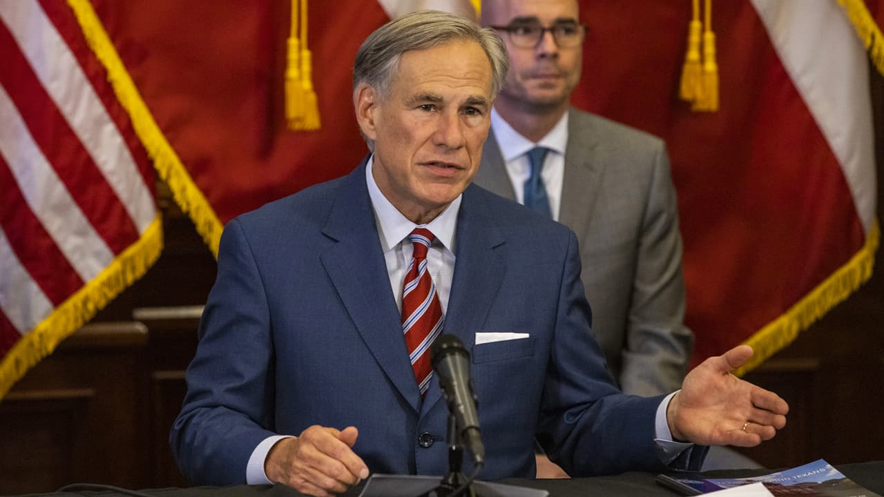 El gobernador de Texas, el republicano Greg Abbott, ha estado al mando del estado desde 2015. Actualmente, Abbot aspira a permanecer en el cargo. Su suerte se definirá en las elecciones de este 8 de noviembre cuando enfrente en las urnas al demócrata Beto O'Rourke.