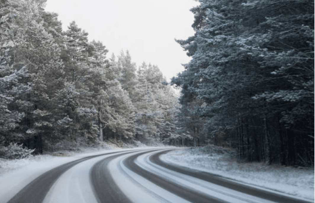 Si se encuentra varado, quédese en el vehículo y espere ayuda. Haga funcionar el motor ocasionalmente para mantenerlo caliente.