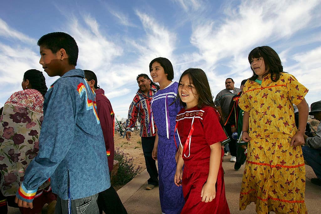 Hualapai tribal dancers gather for opening ceremonies for the first official walk of the Skywalk, billed as the first-ever cantilever-shaped glass walkway extending 70 feet from the western Grand Canyon's rim, in 2007 (arquive)