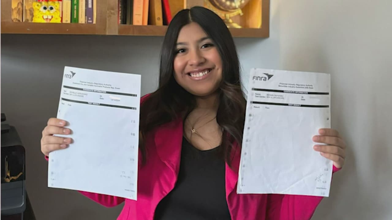 De padres mexicanos, la joven de 20 años Michelle Hernández se convierte en asesora financiera en Illinois