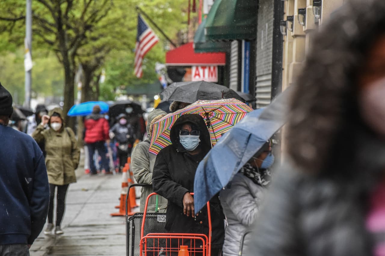 Un grupo de personas espera el viernes ingresar al Community Kitchen and Food Pantry, en oeste de Harlem, en Nueva York.
<br>En los últimos dos meses, los bancos de alimentos de la ciudad han sido el refugio de los residentes golpeados económicamente por la ´pandemia de coronvirus.