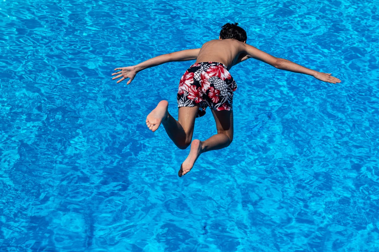 La recomendación es poner rejas alrededor de la piscina si los niños más pequeños no están en el agua o mantenerlos vigilados todo el tiempo mientras están sumergidos.
<br>