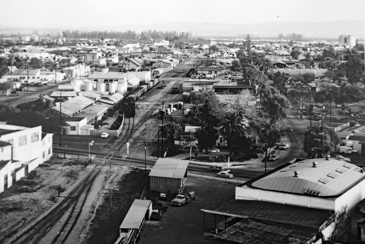 Una vista área del Gran Área de Logan en Santa Ana en 1964, viendo al sur desde la torre de agua.
