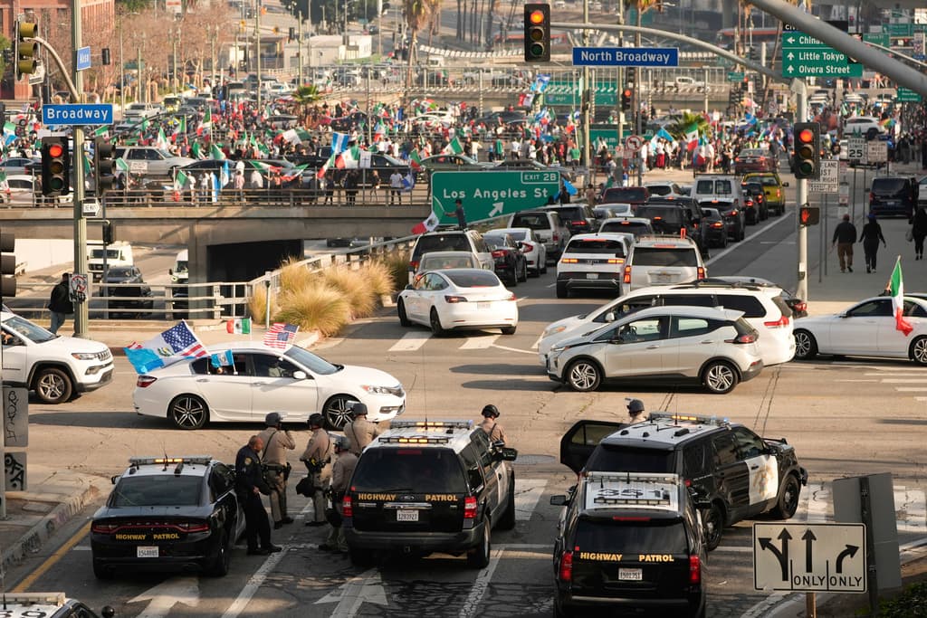 Cientos de personas han salido a
<a href="https://www.univision.com/local/los-angeles-kmex/ice-inmigrantes-arrestos-operativos-sur-de-california">protestar de manera pacífica</a> en Los Ángeles y Santa Ana desde el fin de semana, bloqueando importantes calles y generando demoras en el tráfico, para alzar su voz en contra de las deportaciones masivas.
