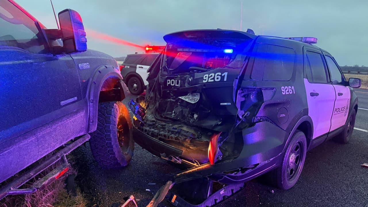 Captan el
<b>choque de una patrulla con otro vehículo que perdió el control sobre hielo.</b> La policía informó que, a pesar del impacto, los ocupantes resultaron ilesos. Este accidente se suma a varios incidentes reportados en la ciudad debido a carreteras resbaladizas y condiciones extremas.