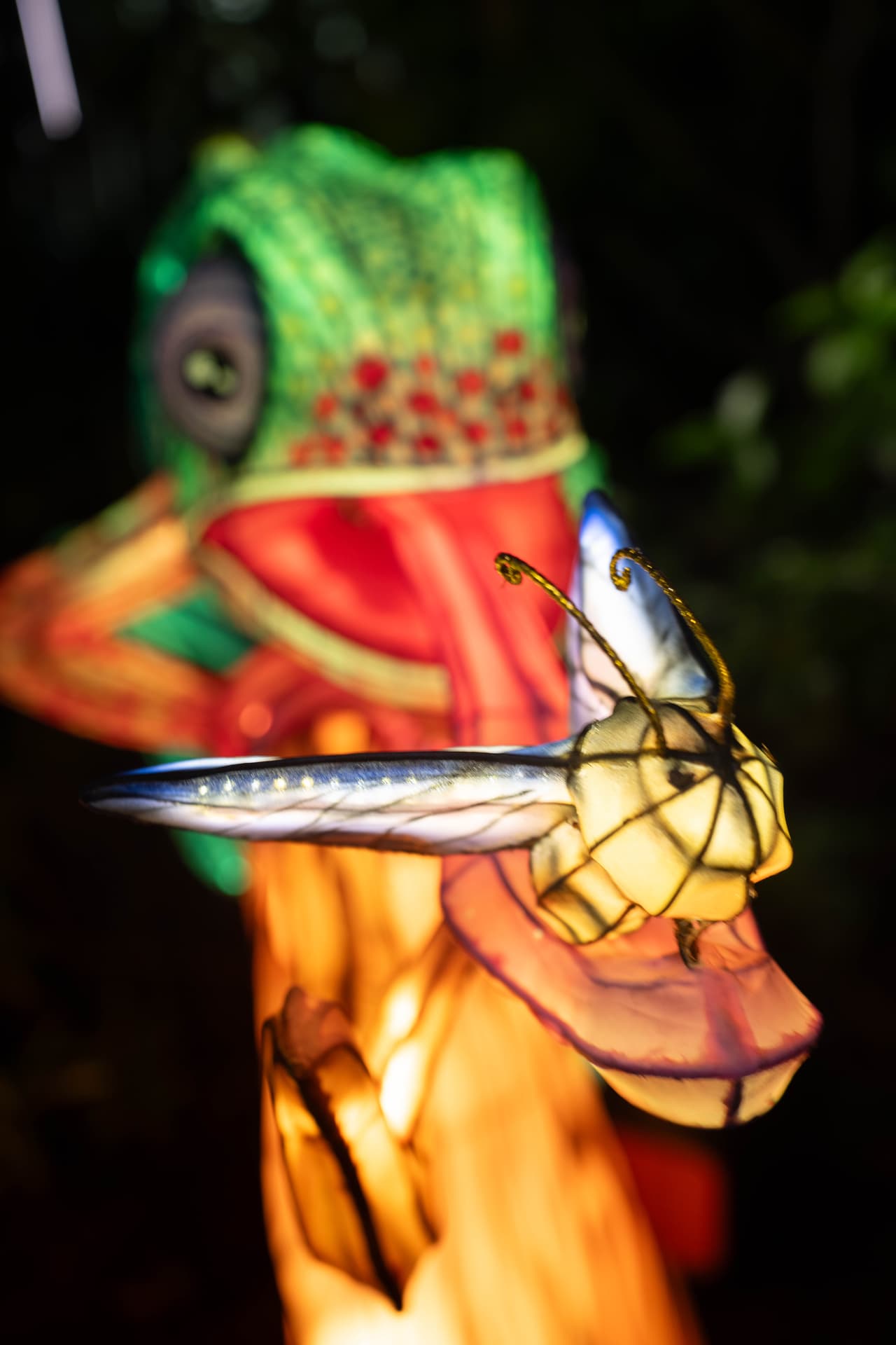 <b>Candy Cascade Falls: </b>Un espacio temático de dulces donde linternas y caminos de menta brillan al interactuar los visitantes, creando un entorno festivo y colorido.