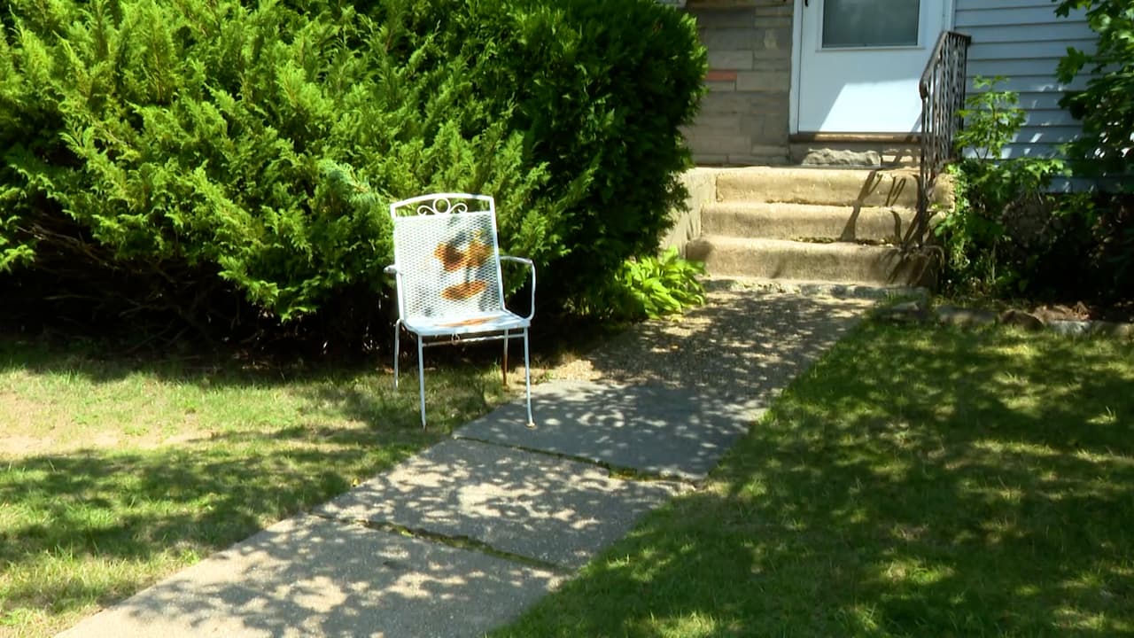 “
<b>En 41 años, es una de las escenas más horrendas que he visto</b>, entrar al cuarto trasero de esa casa donde se encontraban las 4 víctimas a las que
<b>les dispararon en múltiples ocasiones</b>”, dijo el comisionado de policía del condado de Nassau, Patrick Ryder.