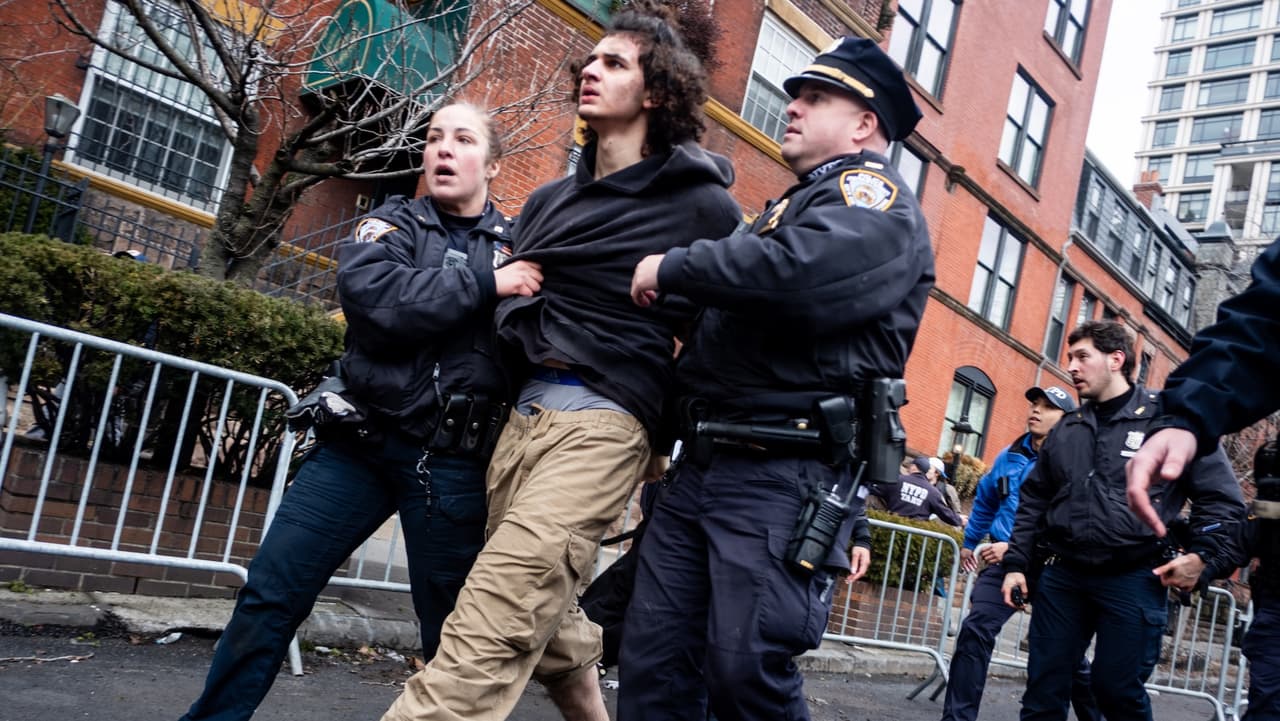 Jóvenes enfrentan cargos de terrorismo por explosivos frente a casa del alcalde Mamdani