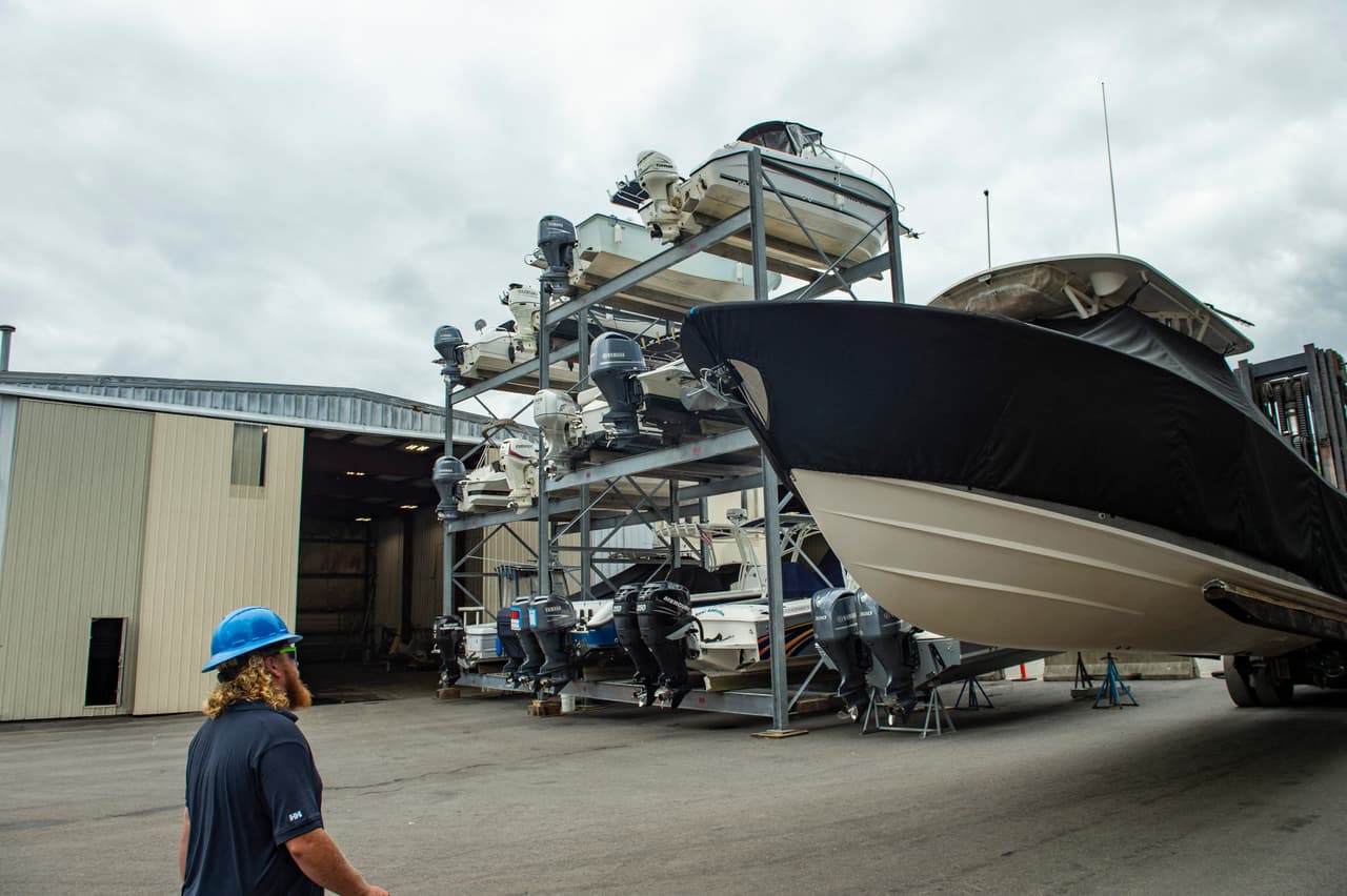 Varios botes son sacados del agua y llevados a depósitos en Buzzards Bay, Massachusetts.