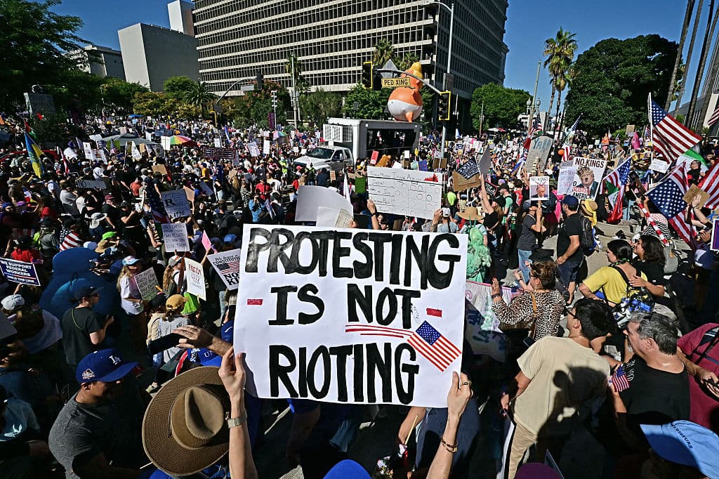 Estas protestas refuerzan el rol de LA como bastión de oposición, amplificado por redes que viralizan la movilización pacífica.
<br>