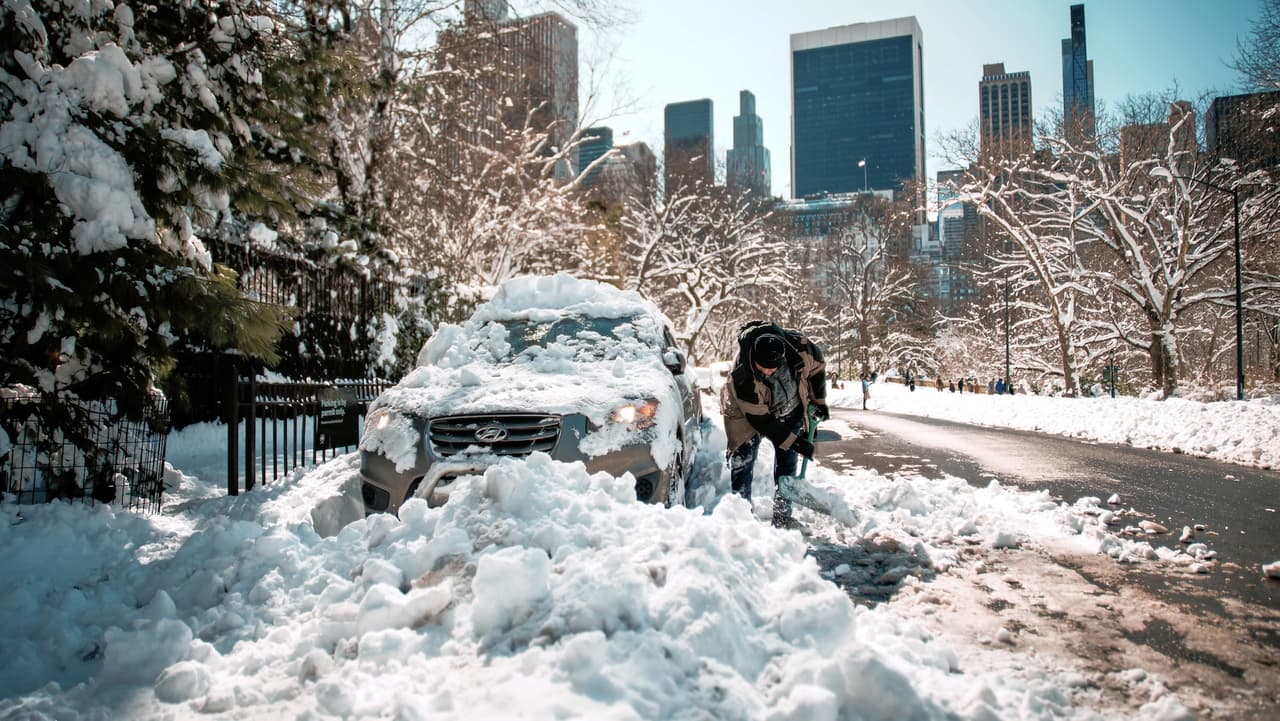 Sistema frontal deja más nieve en el área triestatal tras tormenta histórica