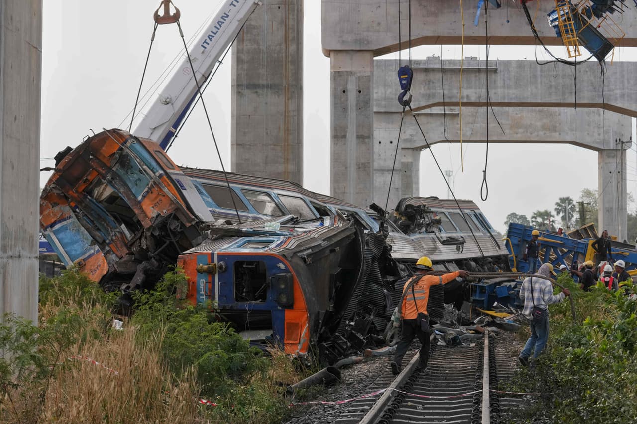 Grúa cae sobre tren de pasajeros y deja decenas de muertos y más de 60 heridos