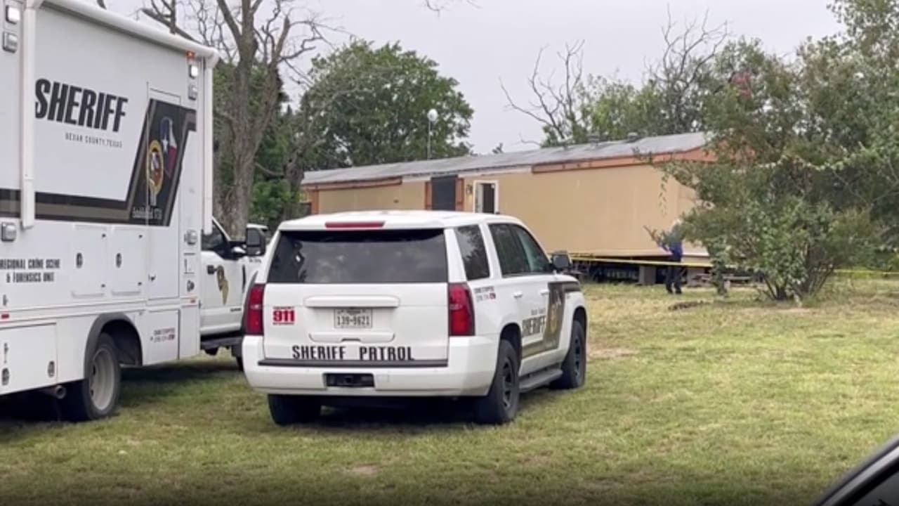 Al entrar se percataron de olores fétidos, lo que hizo que oficiales consiguieran una orden de cateo para revisar la propiedad.
<br>
<br>“Nuestros oficiales entraron a la casa, reconocieron el olor del cuerpo. Se salieron, llamaron a detectives de homicidio, aplicaron por una orden de cateo, entramos a la casa y ahí descubrimos el cuerpo”, dijo el Sheriff del Condado Bexar, Javier Salazar.
